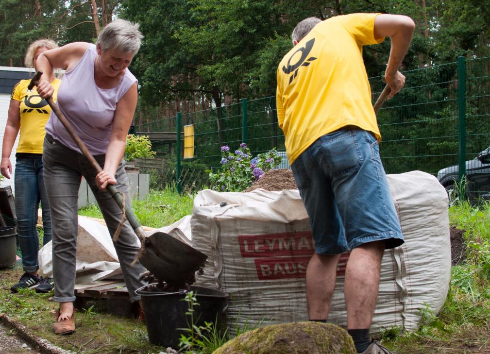 Doris Tochenhagen-Leue und freiwillige der Post.
