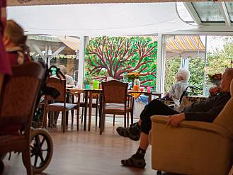 Der Aufenthaltsraum und Wintergarten.